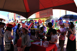 民眾參加折氣球活動