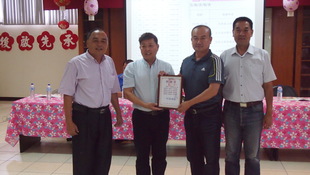 丘埔生鄉長、代表會羅智彬主席、邱昌賢村長、范旭南村長合影